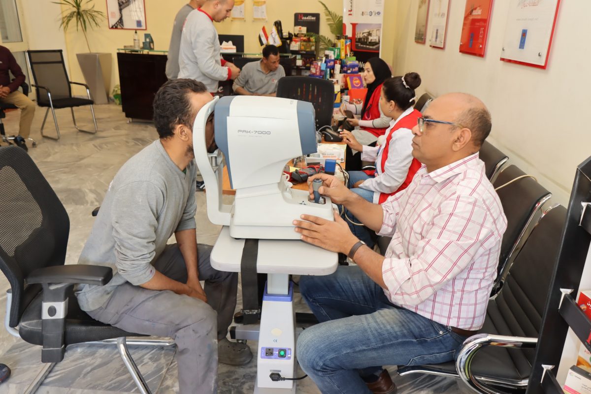هدية عيد العمال.. قافلة طبية شاملة لرعاية 400 عامل داخل مصانع السادس من أكتوبر. 14 WhatsApp Image 2026 05 07 at 18.41.58 1