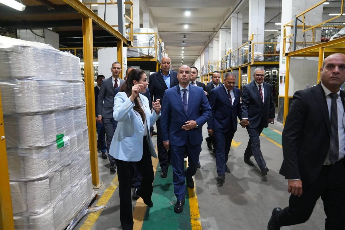 العمال في قلب التنمية.. وزير العمل يشهد تكريم المتميزين بـ”النساجون الشرقيون” ويؤكد: العامل المصري ركيزة الصناعة الوطنية 1 FB IMG 1780910351291