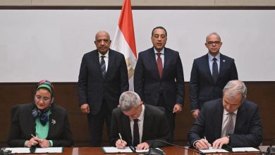 رئيس الوزراء يشهد توقيع اتفاقيتي استثمار وتشغيل لمحطة رياح جبل الزيت بـ580 ميجاوات باستثمارات 420 مليون دولار لتعزيز الطاقة النظيفة وجذب الاستثمارات الأجنبية 3 FB IMG 1780981482292