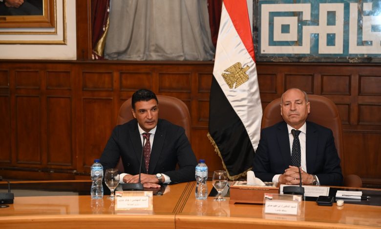 وزير الصناعة ومحافظ القاهرة يطلقان مرحلة جديدة لتطوير شق الثعبان بتسليم 40 عقد تقنين للمصانع والورش 1 IMG 20260720 WA0020