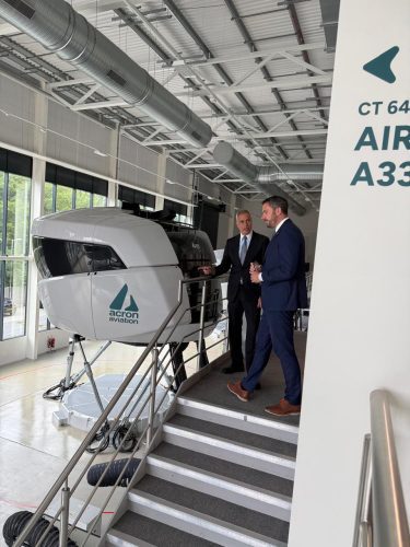مصر للطيران تعزز ريادتها الإقليمية بشراء أحدث جهاز محاكاة A320neo وتجدد شراكتها مع Acron Aviation 4 IMG 20260724 WA0023