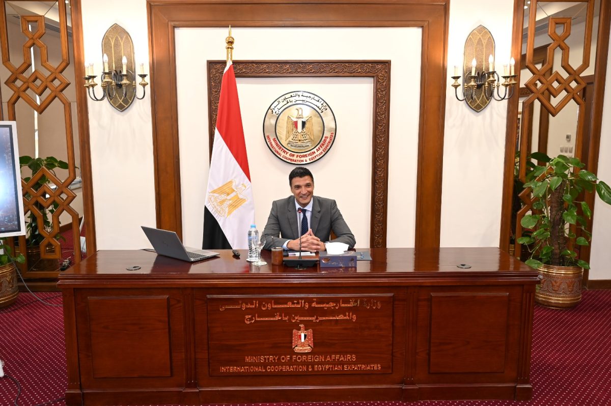 وزير الصناعة يلتقي رؤساء البعثات الدبلوماسية المنقولين للعمل بالخارج للتعريف بخطط وأولويات الوزارة واستعراض استراتيجية الصناعة المصرية 5 WhatsApp Image 2026 08 13 at 18.01.19