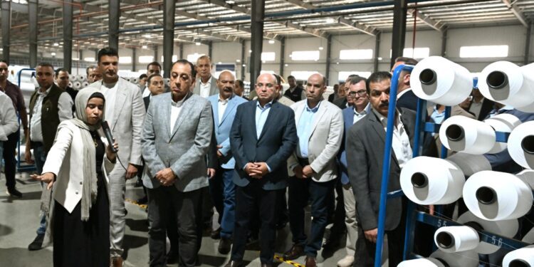 مصطفى مدبولي يفتتح مصنع «أف تكس الدولية» لإنتاج خيوط البوليستر