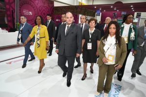 وزير التجارة والصناعة يشيد بجودة المعروضات