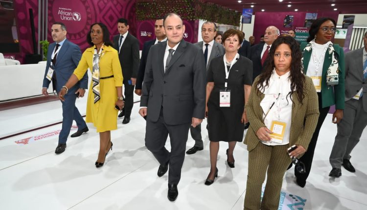 وزير التجارة والصناعة يشيد بجودة المعروضات