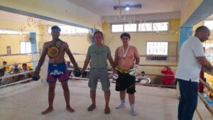 لاعبي محافظة السويس مع مدربهم