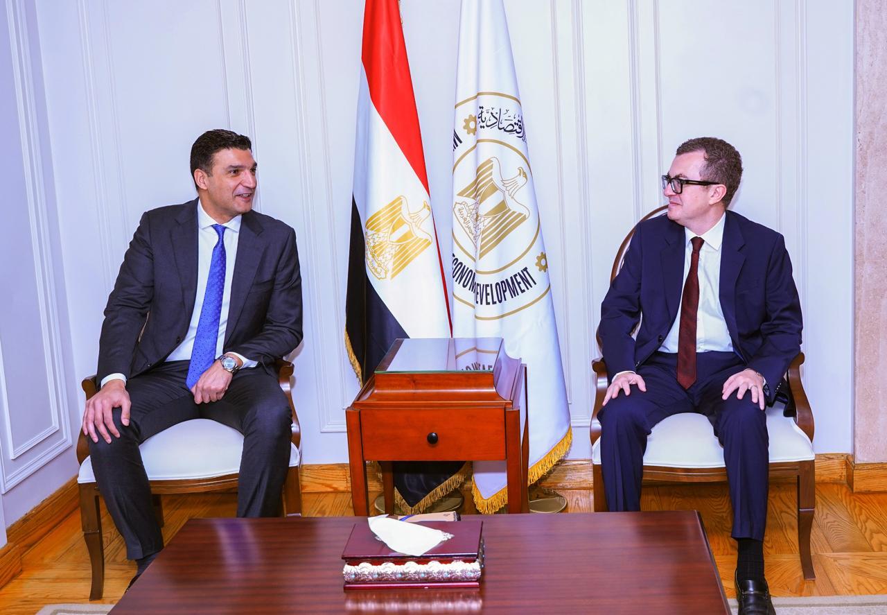 وزيرا التخطيط والتنمية الاقتصادية والصناعة يبحثان تسريع ترفيق المناطق الصناعية بما يسهم في رفع كفاءة الاستثمارات الصناعية 5 WhatsApp Image 2026 04 11 at 12.22.43 AM