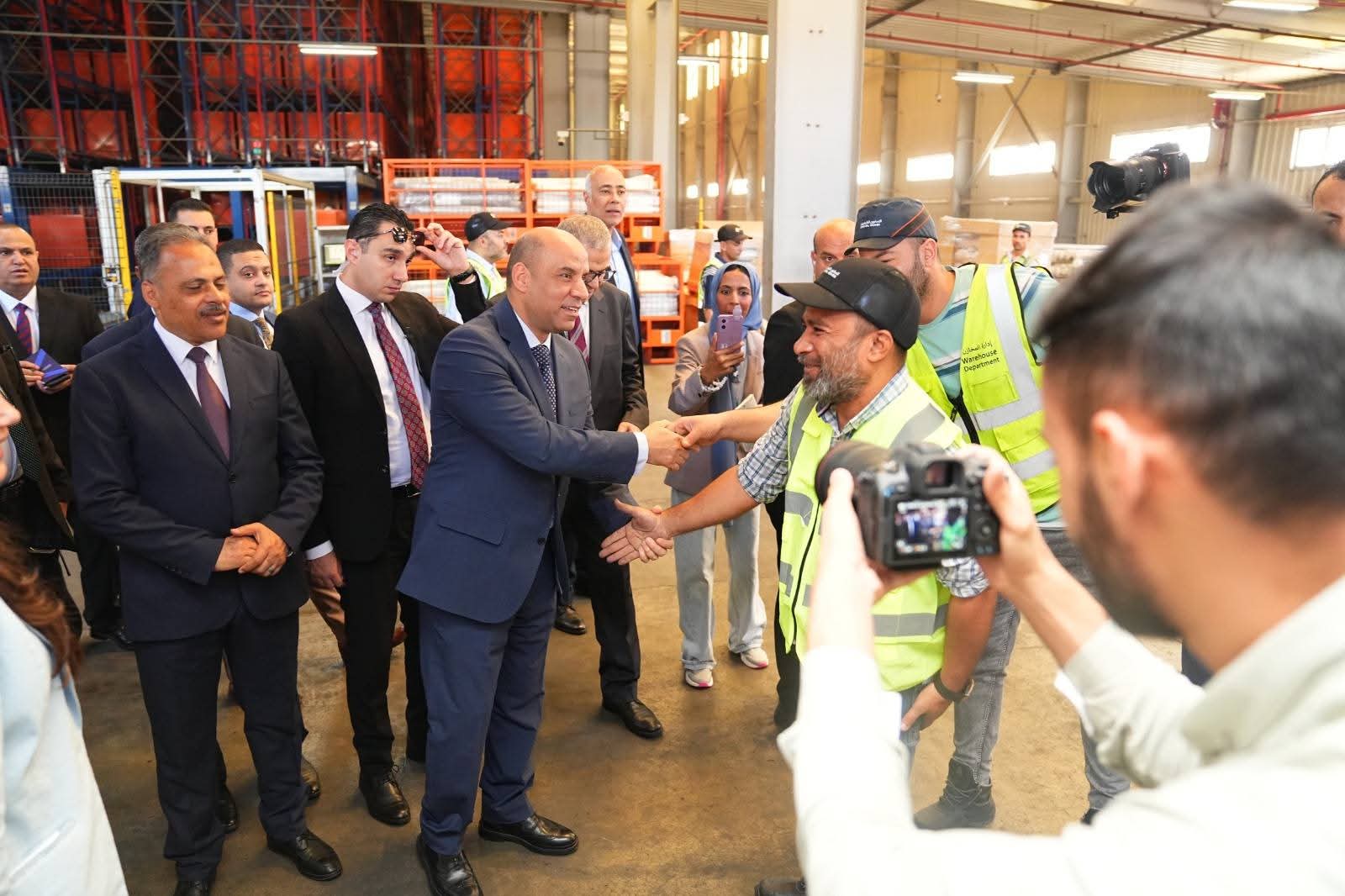 العمال في قلب التنمية.. وزير العمل يشهد تكريم المتميزين بـ”النساجون الشرقيون” ويؤكد: العامل المصري ركيزة الصناعة الوطنية 4 FB IMG 1780910345583