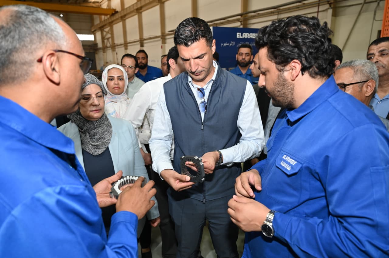 الصناعة تنطلق من بني سويف.. وزير الصناعة يتفقد قلاع العربي وسامسونج ويدشن التشغيل التجريبي لمحطة كوم أبو راضي 3 IMG 20260621 WA0039